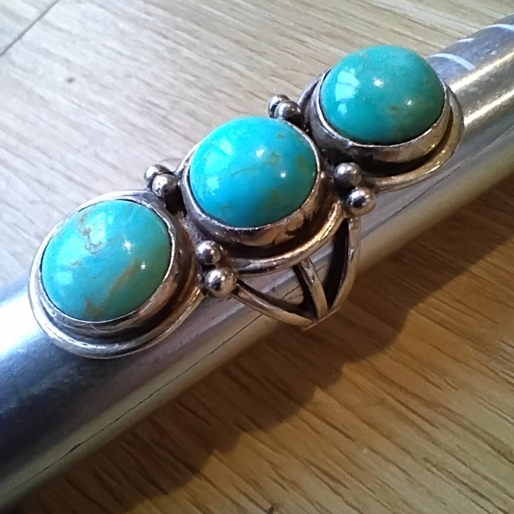 Navajo "RB" (Running Bear) Sterling Silver and turquoise three stone ring Size 6 - Picture 2 of 5